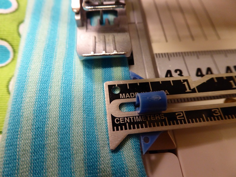 sewing_binding_to_edge_at_8_or_9_mm.jpg