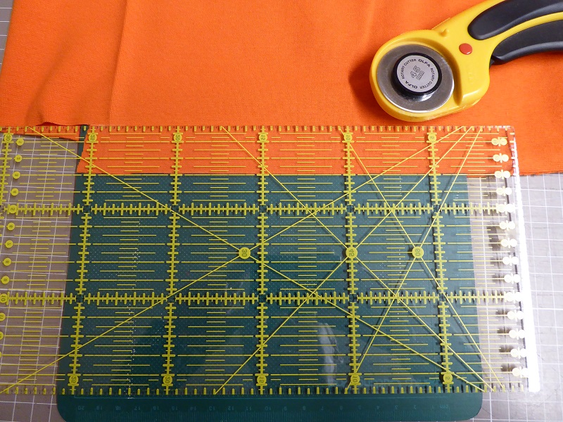 continue_to_cut_2.8_cm_using_quilting_ruler.jpg