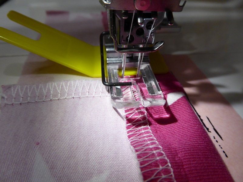 janome_cover_pro_2000_cpx:using_the_hump_jumper_for_reverse_stitching_and_led_light_zero_effect.jpg