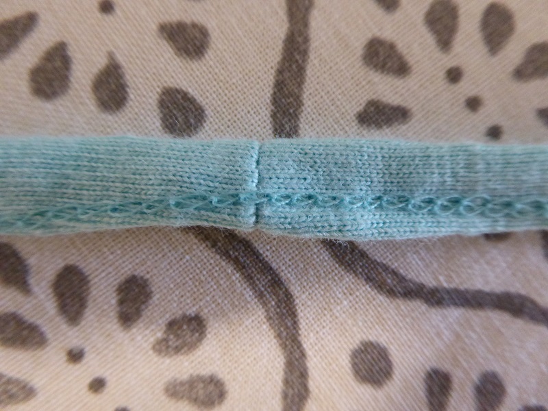 projects:drawstring_going_over_seam_wrong_side_thread_seracor.jpg